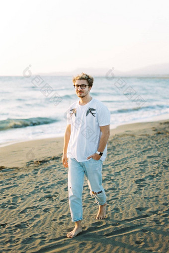 年轻的男人。眼镜走光着脚海滩