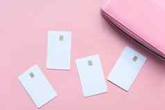 信贷卡片钱包粉红色的背景