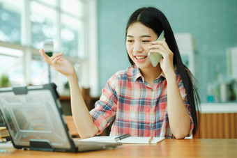 年轻的女商人会说话的客户移动电话