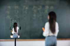 亚洲老师教董事会黑板上讲座在线智能手机教室