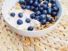 蓝莓酸奶麦片碗健康的早餐早....餐甜蜜的食物有机浆果水果饮食营养