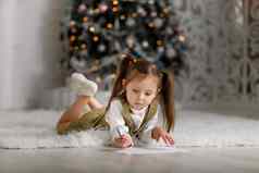 女孩写作信圣诞老人老人背景圣诞节树