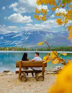 beauvert湖碧玉秋天树加拿大加拿大湖受欢迎的独木舟加拿大
