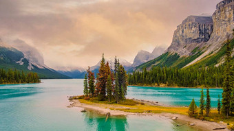 精神岛maligne湖碧玉国家公园阿尔伯塔省加拿大加拿大落基山脉