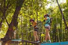 集中孩子们攀爬高绳子公园