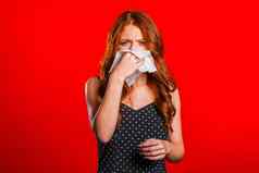 年轻的女孩打喷嚏组织孤立的红色的女人生病的塞流鼻涕的鼻子发热冠状病毒疫情疾病概念