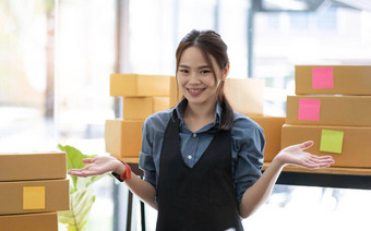 肖像亚洲年轻的女人锻造工作盒子首页工作场所启动小业务老板小业务企业家锻造自由业务在线交付概念