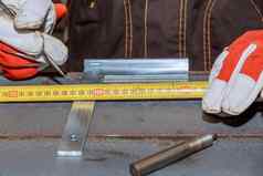 标记金属表面钻井孔工人工具测量马克铁表面