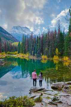 马蹄湖碧玉加拿大落基山脉阿尔伯塔省加拿大色彩斑斓的秋天树反射湖