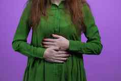 女人挤压肚子手腹部疼痛夫人痛苦胃疼痛医疗保健问题月经期抽筋肠肠胃气胀概念