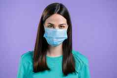 女人医疗保护面具女孩紫罗兰色的工作室背景冠状病毒概念