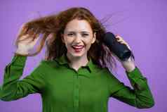 女人听音乐无线可移植的演讲者现代声音系统夫人跳舞享受紫罗兰色的工作室背景移动节奏音乐