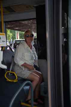 中年高加索人女人坐着公共汽车图片玻璃反射