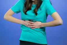 女人挤压肚子手腹部疼痛夫人痛苦胃疼痛医疗保健问题月经期抽筋肠肠胃气胀概念