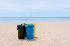 清洁海滩垃圾垃圾箱