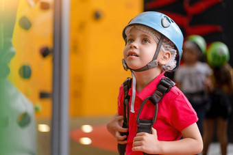 可爱的女孩登山者蓝色的保护头盔齿轮攀爬站登山者中心娱乐公园孩子们