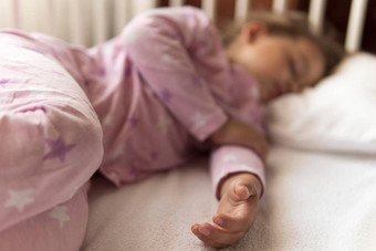 可爱的快乐的年学前教育婴儿女孩孩子睡觉甜美白色婴儿床午餐休息时间粉红色的睡衣枕头首页童年休闲安慰医学健康概念