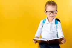 横幅有趣的学前教育孩子男孩大眼镜读取书黄色的背景复制空间快乐微笑孩子回来学校幼儿园成功动机赢家天才超级英雄概念
