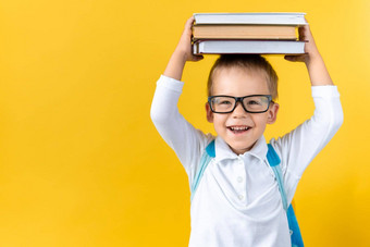 横幅有趣的学前教育孩子男孩眼镜书头袋黄色的背景复制空间快乐微笑孩子回来学校幼儿园成功动机赢家天才概念
