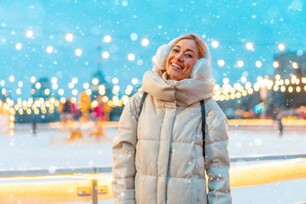 冬季圣诞节假期晚上女人站微笑圣诞节照明装饰背景冬天假期季节