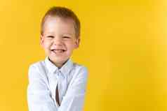 横幅有趣的学前教育孩子男孩无拘束的衬衫微笑狭窄的眼睛黄色的背景复制空间快乐微笑孩子回来学校幼儿园成功动机天才超级英雄概念