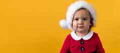横幅portraite可爱的快乐快乐的胖乎乎的婴儿女孩圣诞老人西装相机黄色的背景孩子玩圣诞节场景庆祝生日孩子有趣的花一年时间复制空间