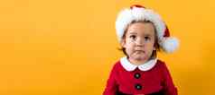横幅portraite快乐快乐的胖乎乎的婴儿女孩圣诞老人西装感兴趣黄色的背景孩子玩圣诞节场景庆祝生日孩子有趣的花一年时间复制空间