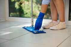 细节手蓝色的橡胶工作手套家庭主妇拖地地板上房子管家清洁家务