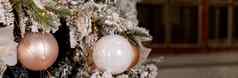白色精致的圣诞节树圣诞节装饰球丝带加兰灯粉红色的珍珠珍珠柔和的颜色一年问候卡快乐圣诞节