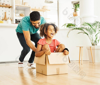 孩子家庭父亲有趣的快乐女孩幸福女儿盒子搬<strong>迁移</strong>动纸板盒子黑色的