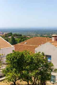 视图白色房子红色的平铺的屋顶葡萄牙语小镇