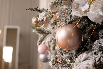 白色精致的圣诞节树圣诞节装饰球丝带加兰灯粉红色的<strong>珍珠珍珠</strong>柔和的颜色一年问候卡快乐圣诞节
