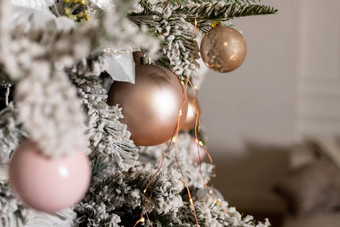 白色精致的圣诞节树圣诞节装饰球丝带加兰灯粉红色的<strong>珍珠珍珠</strong>柔和的颜色一年问候卡快乐圣诞节