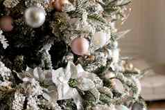 白色精致的圣诞节树圣诞节装饰球丝带加兰灯粉红色的珍珠珍珠柔和的颜色一年问候卡快乐圣诞节