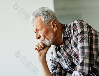 肖像高级男人。上了年纪的退休成熟的灰色的头发在室内活力健康的活跃的退休