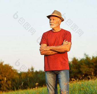 肖像高级男人。上了年纪的<strong>退</strong>休成熟的灰色的头发农场农民户外健康的活跃的<strong>退</strong>休他