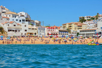 portimao葡萄牙8月过度拥挤的海滩南葡萄牙语地区阿尔加夫