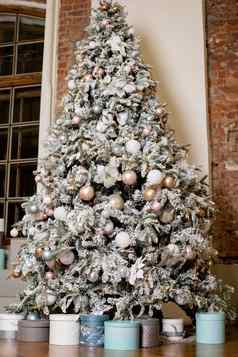 精致的圣诞节树礼物明亮的房间斯堪的那维亚风格圣诞节一年背景节日礼物蓝色的粉红色的粉包装圣诞节树