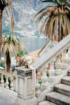 婚礼花束站栏杆俯瞰海山