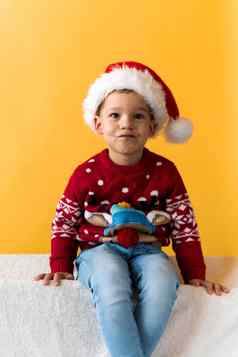 肖像快乐微笑积极的快乐的积极的学前教育男孩红色的温暖的圣诞老人他显示拇指橙色黄色的背景冬天假期庆祝活动圣诞节一年复制空间