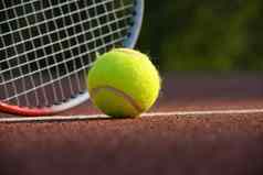 黄色的网球球网拍白色行