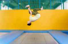 十几岁的男孩跳蹦床公园体育运动中心