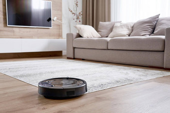 机器人真空更清洁的地板上舒适的现代生活房间