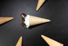自制的饼干奶油锥冰奶油黑暗背景照片闪光浮华的食物冰奶油