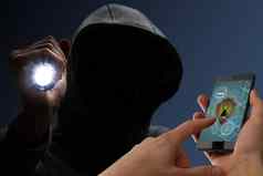 黑客连帽衫浏览互联网智能手机保护挂锁图标概念网络安全数据存储
