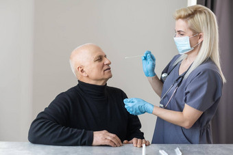 关闭医疗工作人员手介绍鼻拭子缓冲管鼻文化抽样高级男人。首页首页访问快速抗原测试新冠病毒