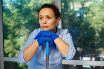 肖像累了疲惫<strong>家庭主妇</strong>女仆蓝色的橡胶手套清洁保持房子整洁