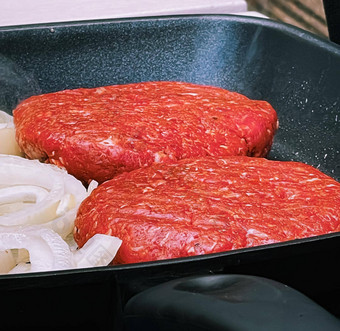 烹饪剁碎牛肉汉堡投铁烧烤长柄平底煎锅在户外红色的肉煎锅烧烤食物花园英语农村生活
