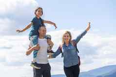 家庭徒步旅行父母孩子户外旅行山活跃的假期生活方式妈妈。父亲徒步旅行