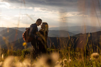 旅行旅游人概念快乐夫妇背包有趣的山背景